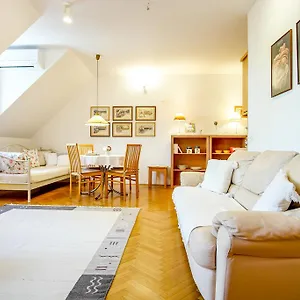 https://poets-apartment-ljubljana.hotels-in-ljubljana.com